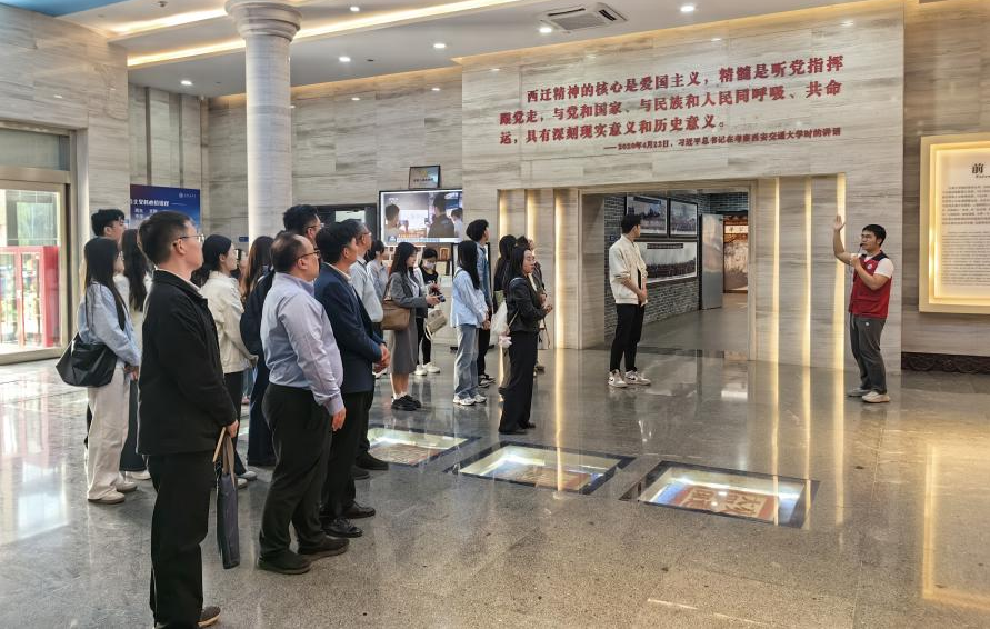 参会人员在志愿者引领下共同聆听西迁精神核心内涵png.png