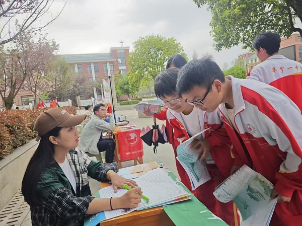杨君老师认真咨询中.jpg